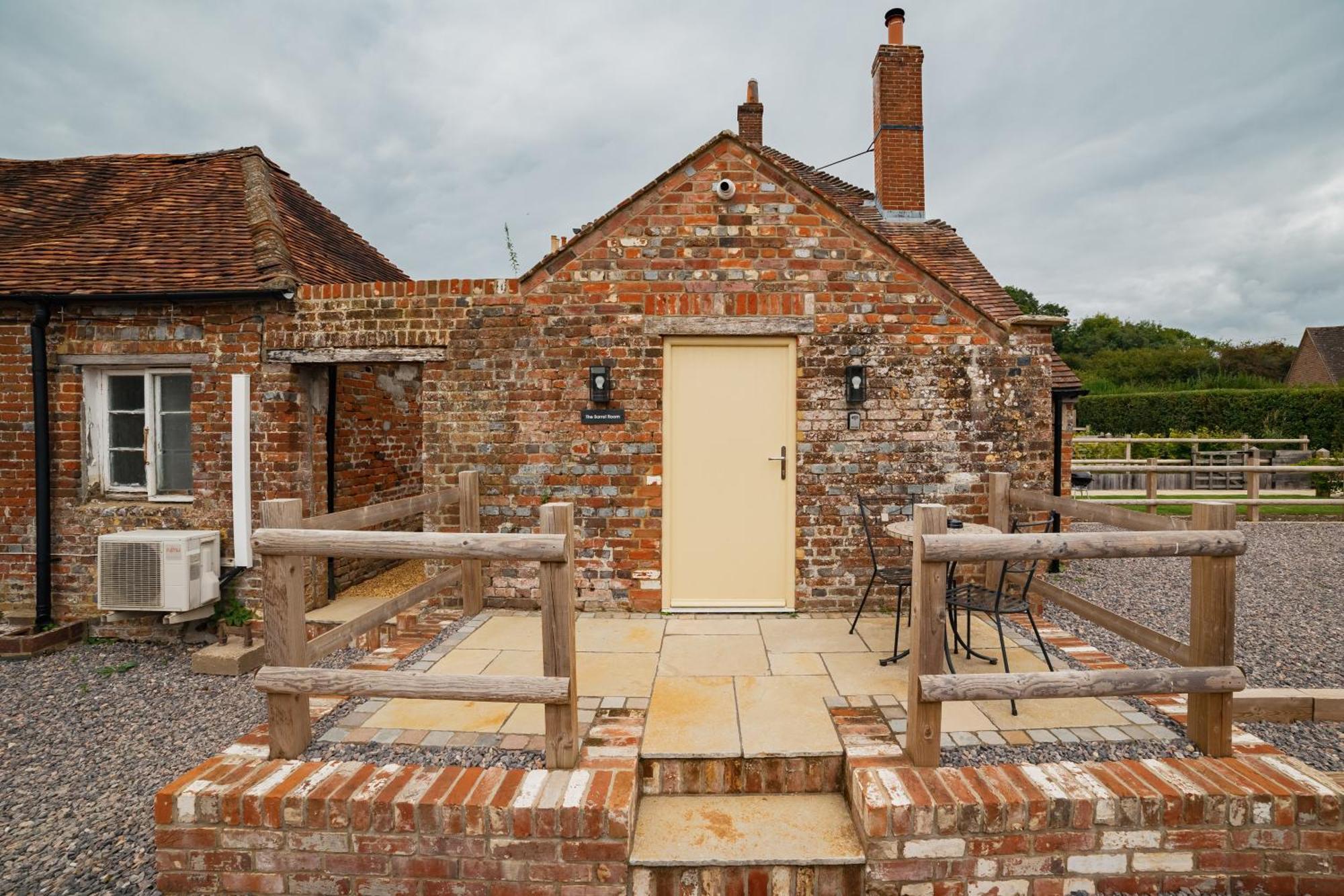 The Barrel Room At The Northbrook Arms Winchester Exterior photo